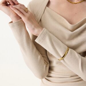 Alternative view of LiteWarm Top mit Wasserfallausschnitt und geraffter Taille